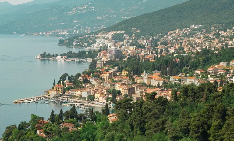 opatija skyline, featuring green forest and the city in the distance